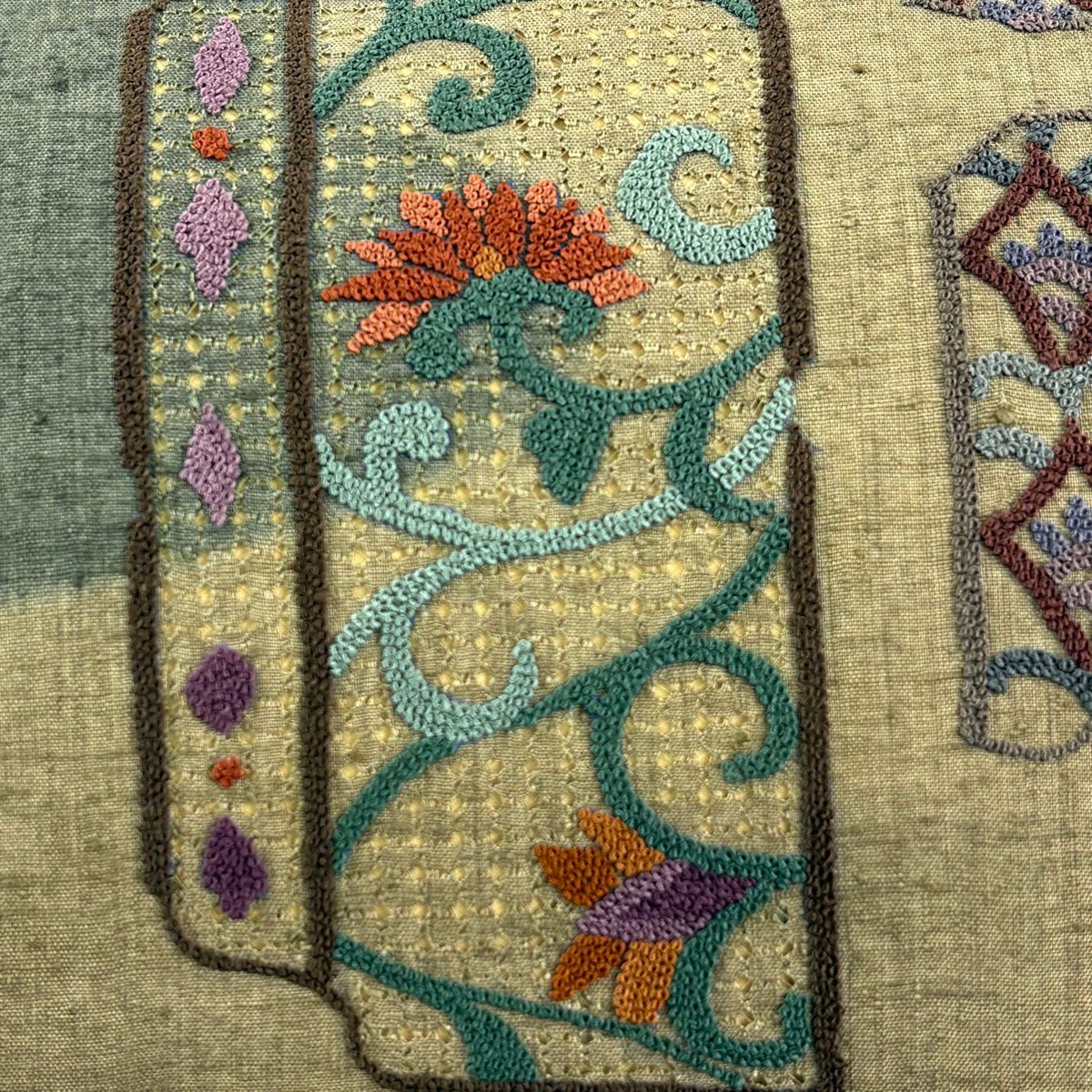 【美品】 名古屋帶 秀品級 紬織織 花唐草紋 幾何學 相良刺繡 刺繡 茶綠 純蠶絲