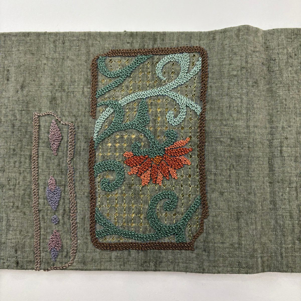 【美品】 名古屋帶 秀品級 紬織織 花唐草紋 幾何學 相良刺繡 刺繡 茶綠 純蠶絲
