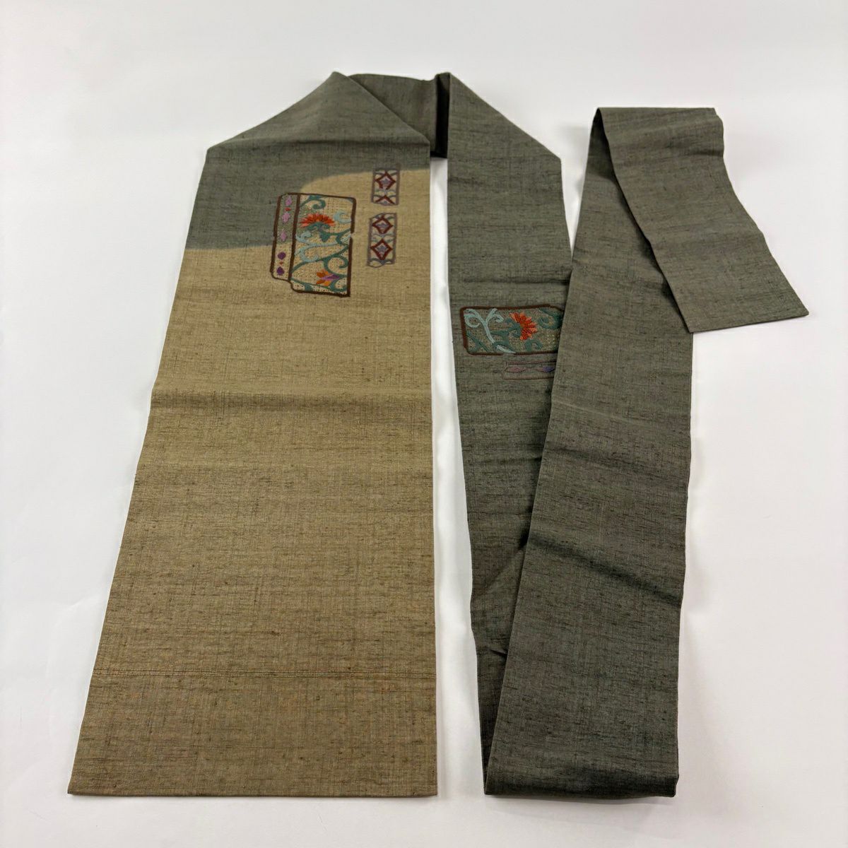 【美品】 名古屋帶 秀品級 紬織織 花唐草紋 幾何學 相良刺繡 刺繡 茶綠 純蠶絲