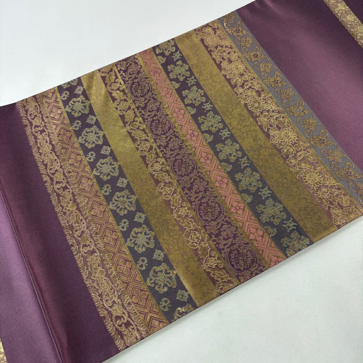 【美品】 袋帶 秀品級 草花紋紋 更紗 金金箔 紅紫 お太鼓柄 純蠶絲