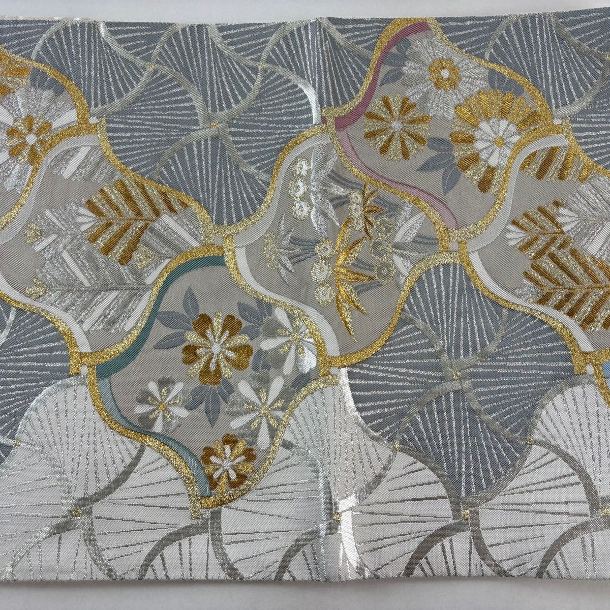 【美品】 袋帶 秀品級 草花紋 若松樹 金金箔 灰白 六通 純蠶絲
