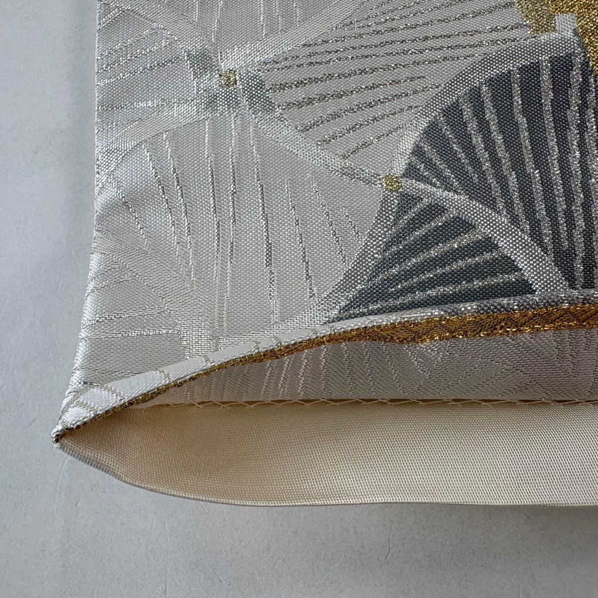【美品】 袋帶 秀品級 草花紋 若松樹 金金箔 灰白 六通 純蠶絲