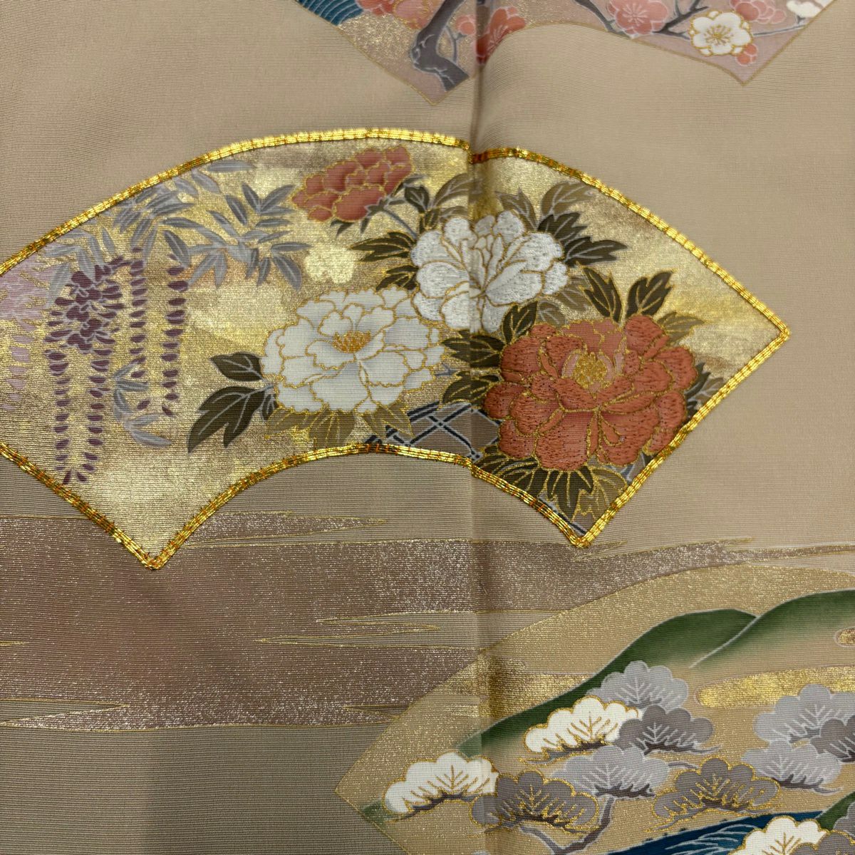 色留袖禮服 身長160cm 袖長66.5cm M 雙層 落款あり 扇子面 草花紋 金絲 金銀彩 淺茶 純蠶絲 秀品級 三つ紋