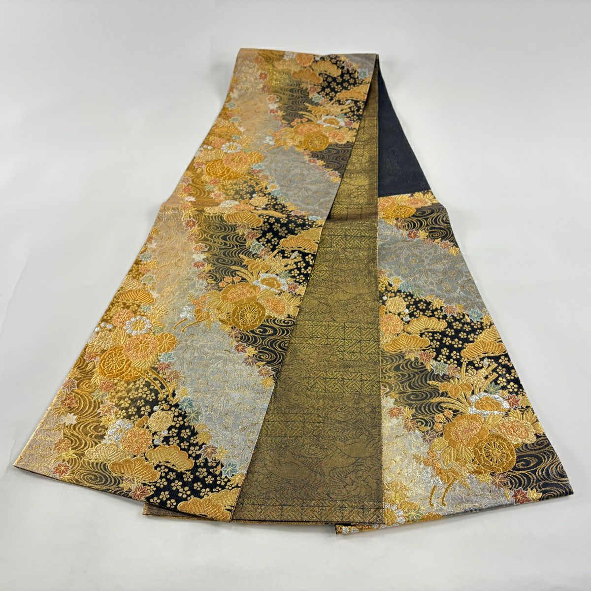 【美品】 袋帶 秀品級 花車 観世水 金金箔 金銀彩 六通 純蠶絲