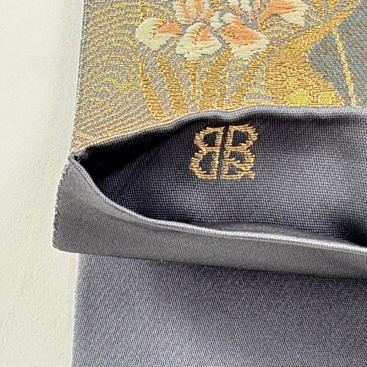 【美品】 袋帶 秀品級 服部織物 落款あり 關西裁縫 扇子面 草花紋 金絲 金金箔 灰色 六通 純蠶絲