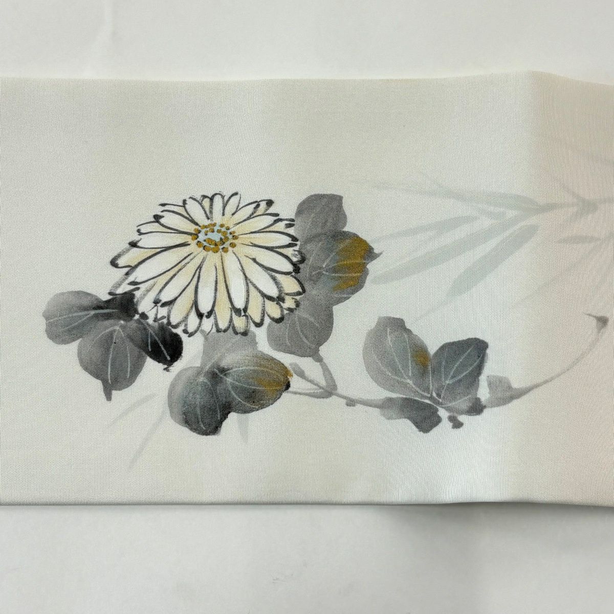 【美品】 名古屋帶 秀品級 附落款 旭仙 菊花 金彩裝飾 灰白 純蠶絲