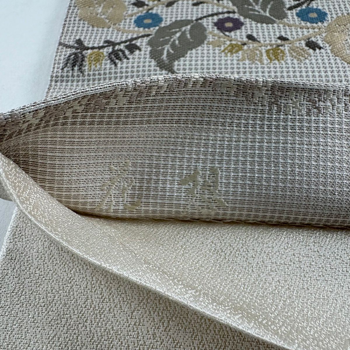 【美品】 袋帶 名品級 草花紋紋 よろけ縞 刺繡 薄小豆 六通 純蠶絲