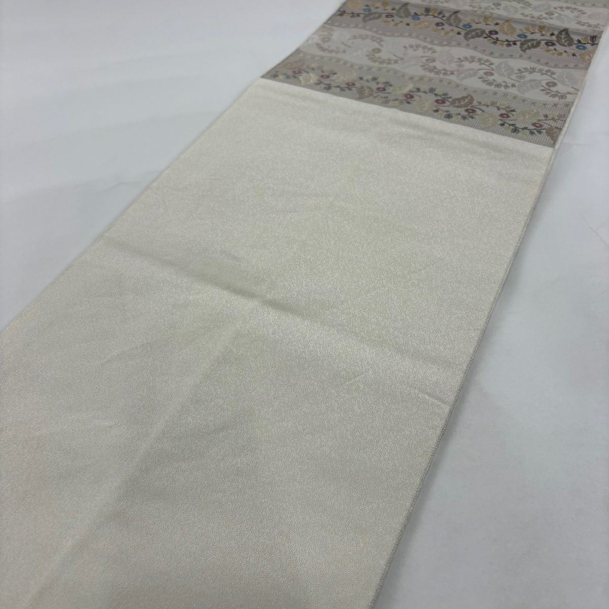 【美品】 袋帶 名品級 草花紋紋 よろけ縞 刺繡 薄小豆 六通 純蠶絲