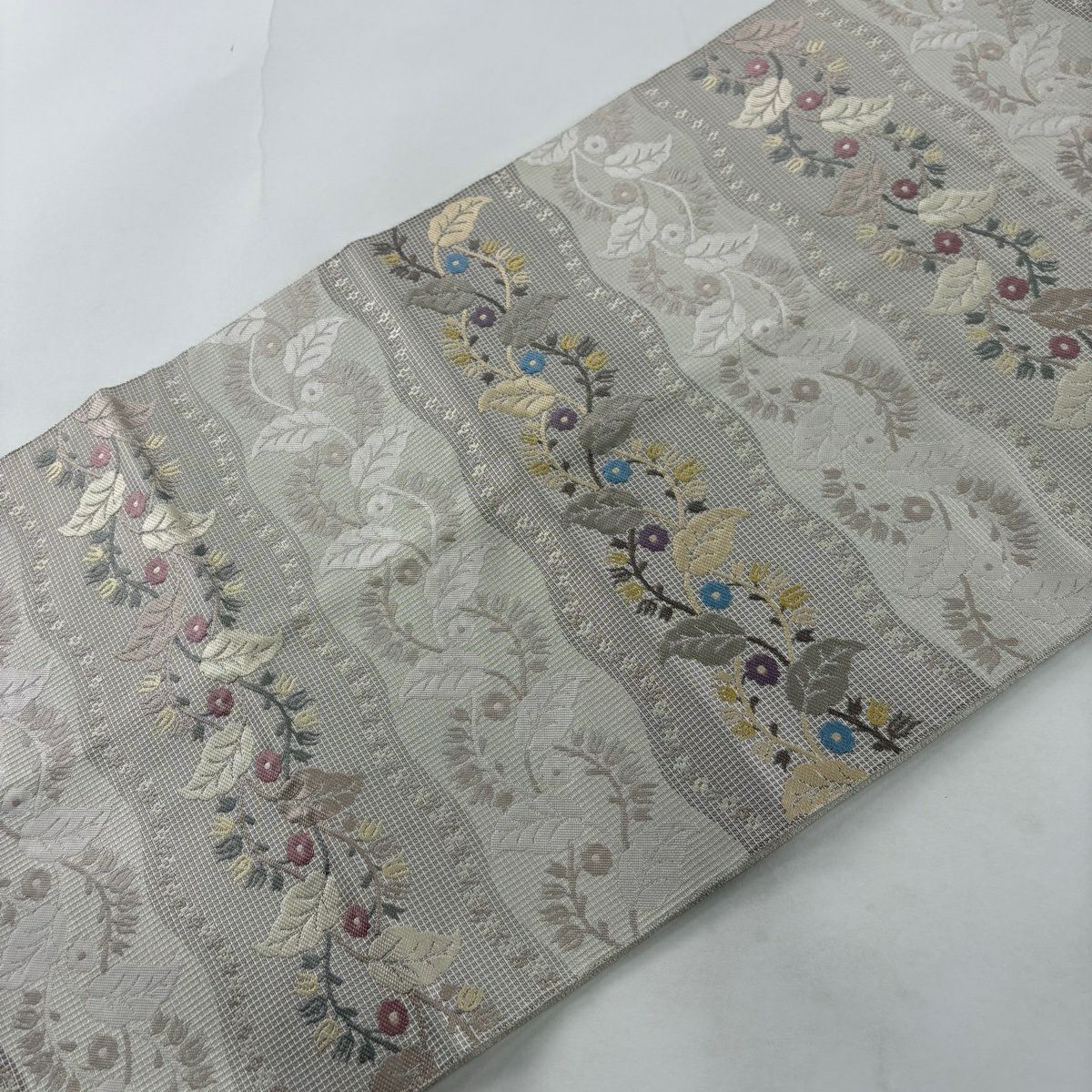 【美品】 袋帶 名品級 草花紋紋 よろけ縞 刺繡 薄小豆 六通 純蠶絲