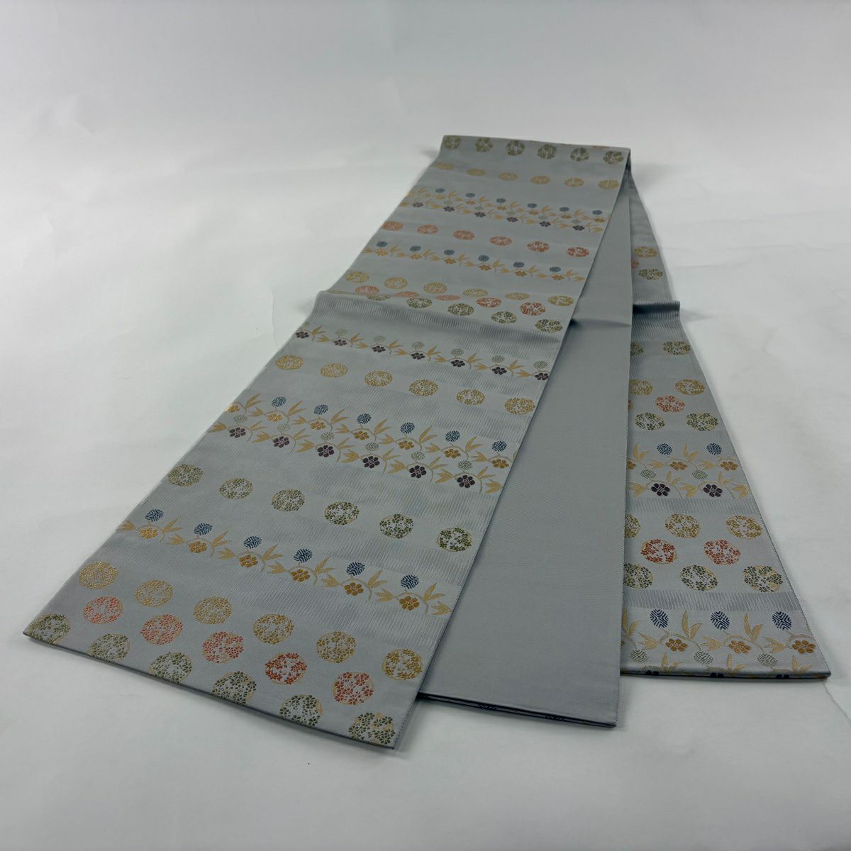 【美品】 袋帶 名品級 金金箔屋清兵衛 落款 西陣織 笹蔓 花丸紋 金金箔 刺繡 灰色 六通 純蠶絲