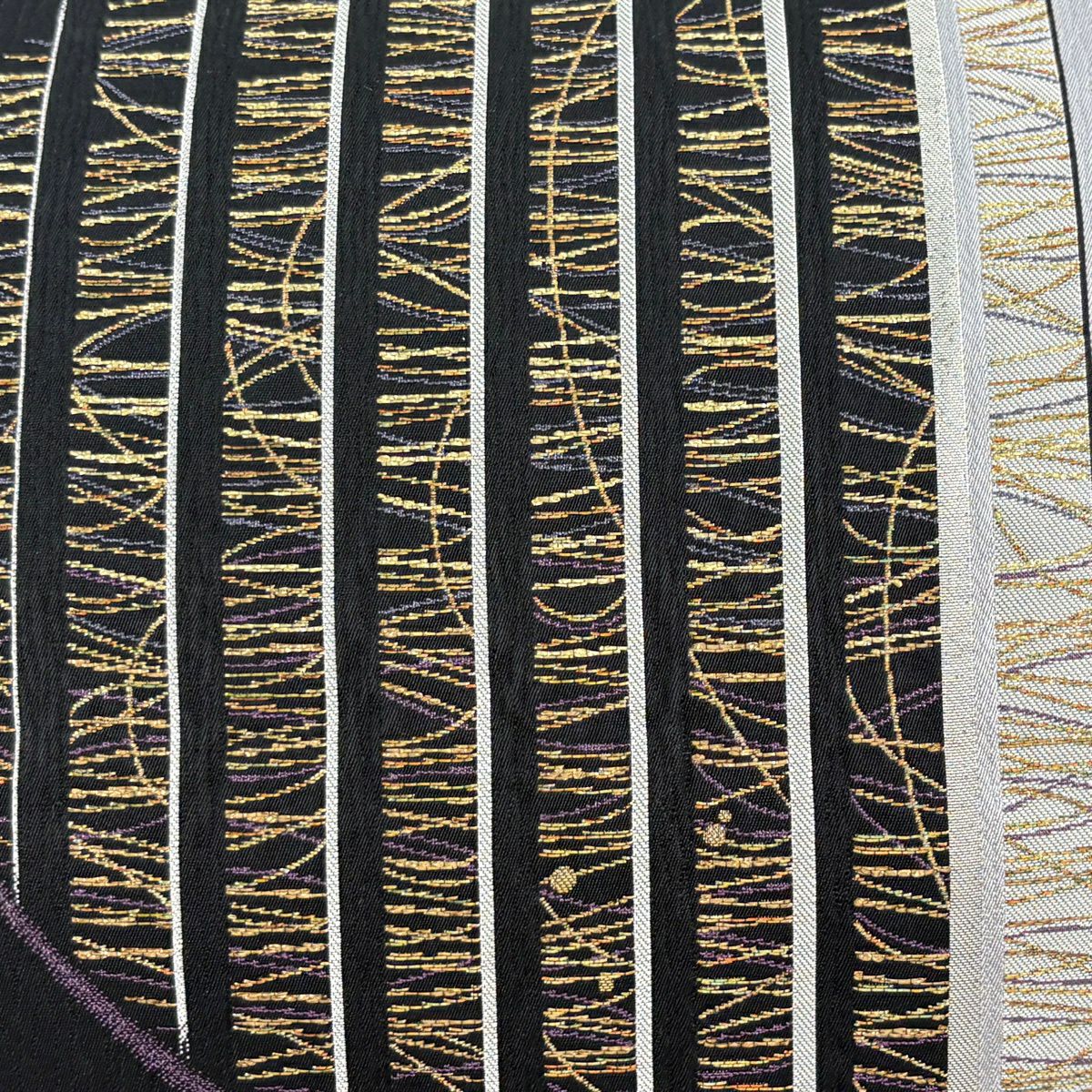 【美品】 袋帶 名品級 幾何學 細條 金絲 金金箔 黑色 大鼓圖案 純蠶絲