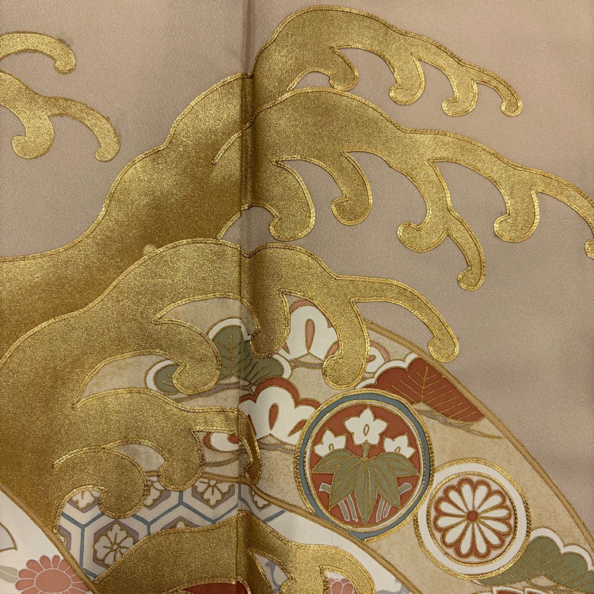 色留袖禮服 身長165.5cm 袖長65cm M 雙層 波頭 寶盡くし 金絲 金銀彩 米色 純蠶絲 優品級 一つ紋