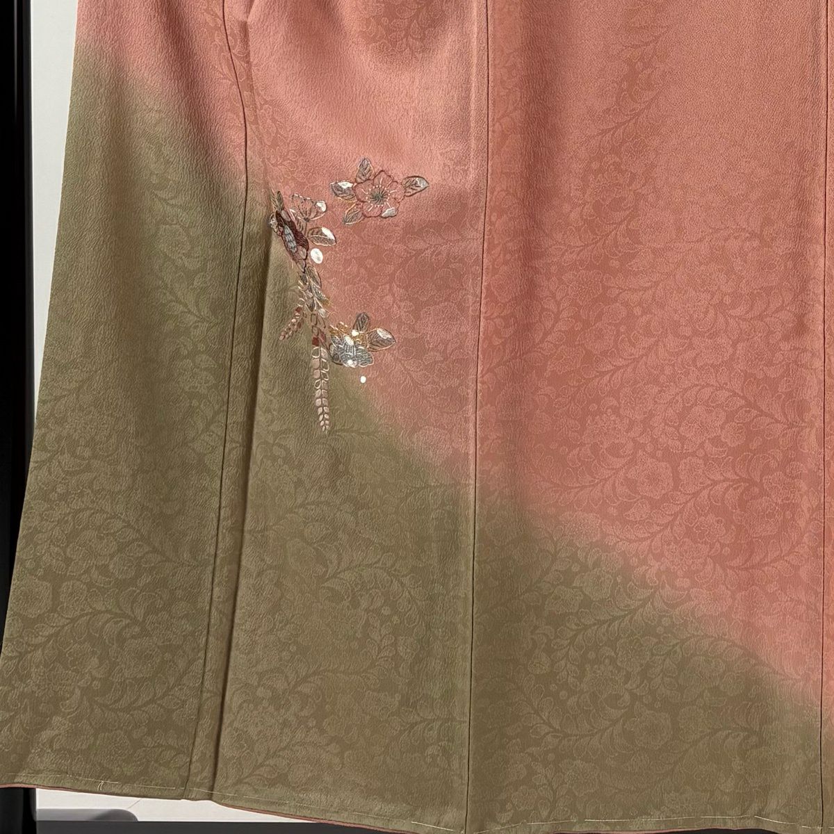 【美品】 付下 身長154cm 袖長63.5cm S 雙層 落款 草花紋紋 刺繡 裾暈染 粉紅 純蠶絲 秀品級