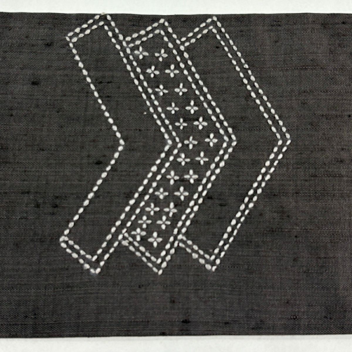 【美品】 名古屋帶 秀品級 紬織織 七寶紋 小花 刺繡 小豆 純蠶絲