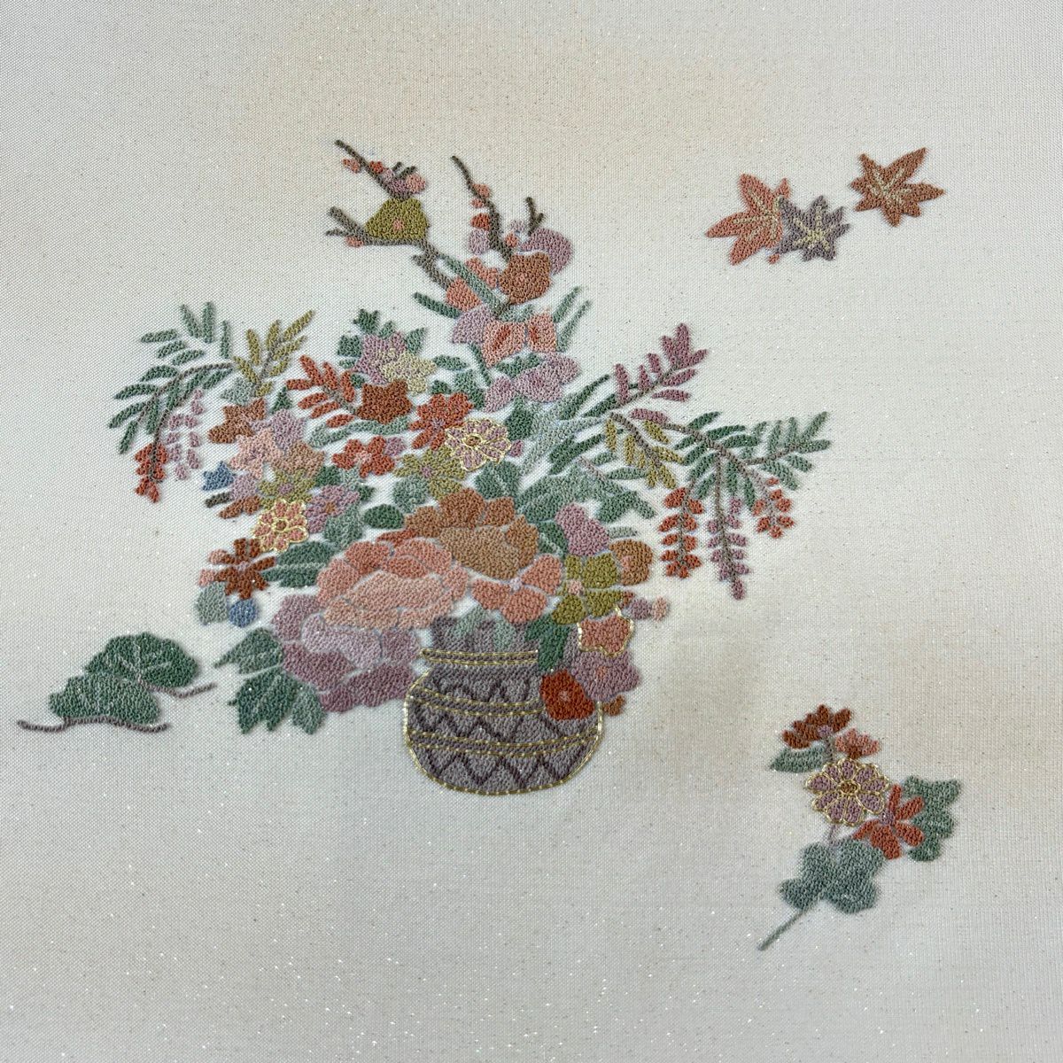 【美品】 袋帶 秀品級 花籠 草花紋紋 相良刺繡 金糸 奶油色 お太鼓柄 純蠶絲