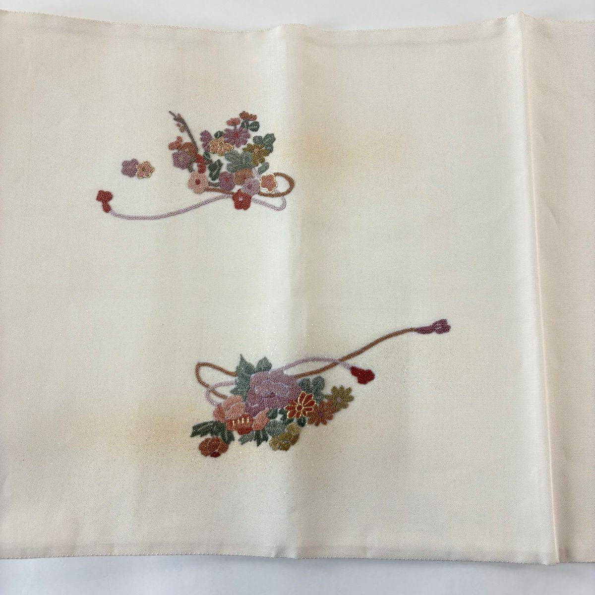 【美品】 袋帶 秀品級 花籠 草花紋紋 相良刺繡 金糸 奶油色 お太鼓柄 純蠶絲