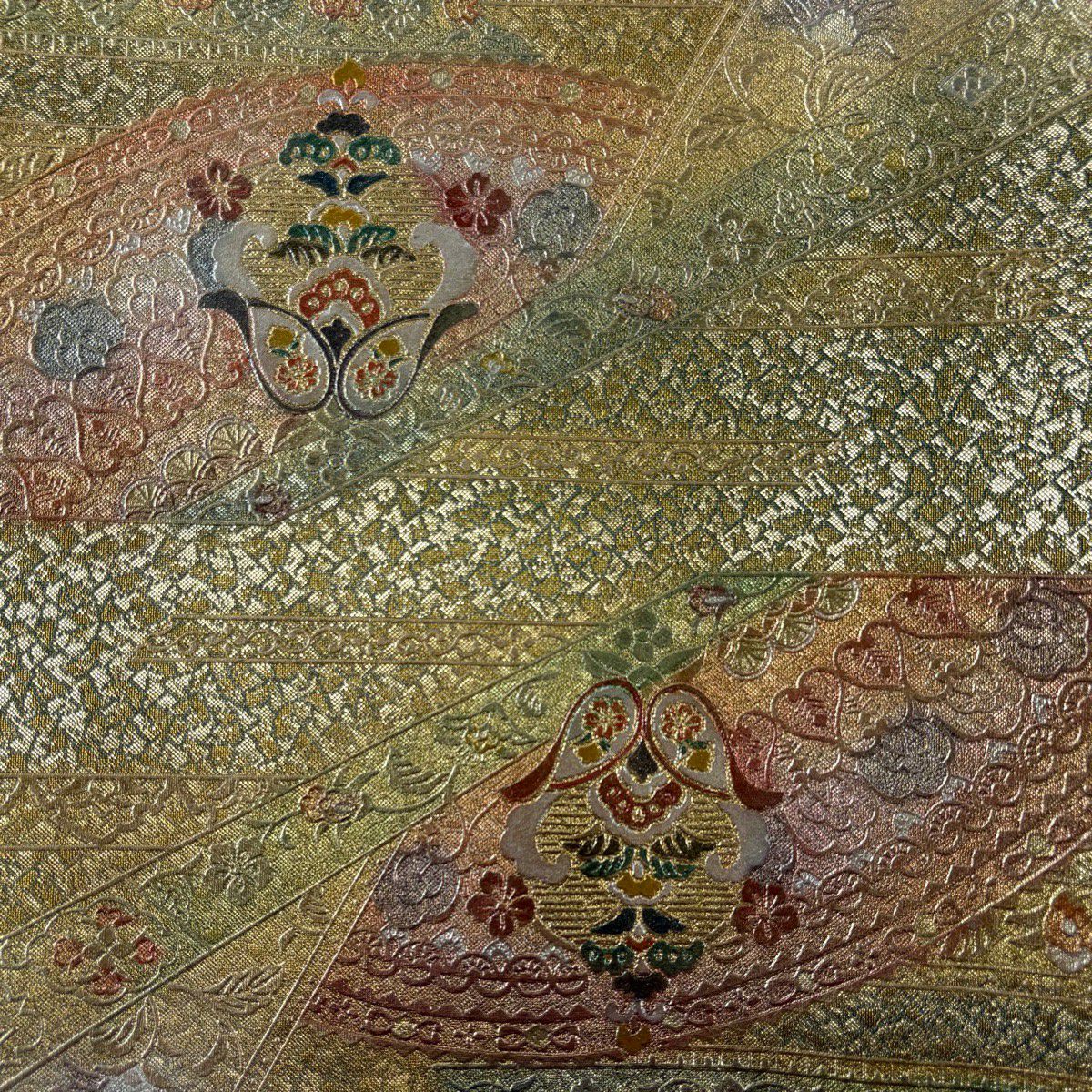 【美品】 袋帶 秀品級 華紋 花唐草紋 螺鈿 金糸 金色 大鼓圖案 純蠶絲