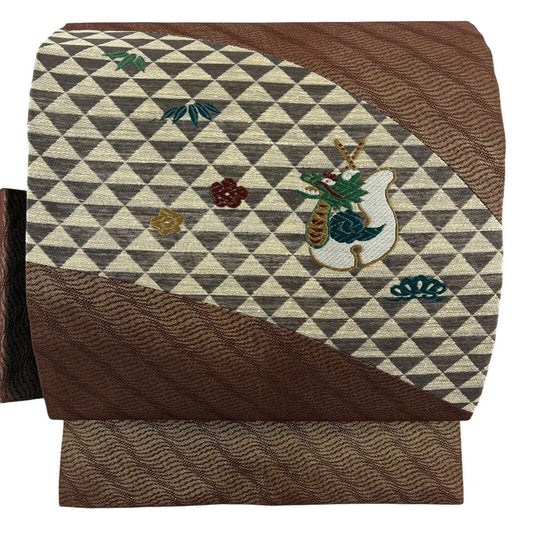 【美品】 名古屋帶 秀品級 鈴 松樹竹子梅花 刺繡 金線 茶 純蠶絲
