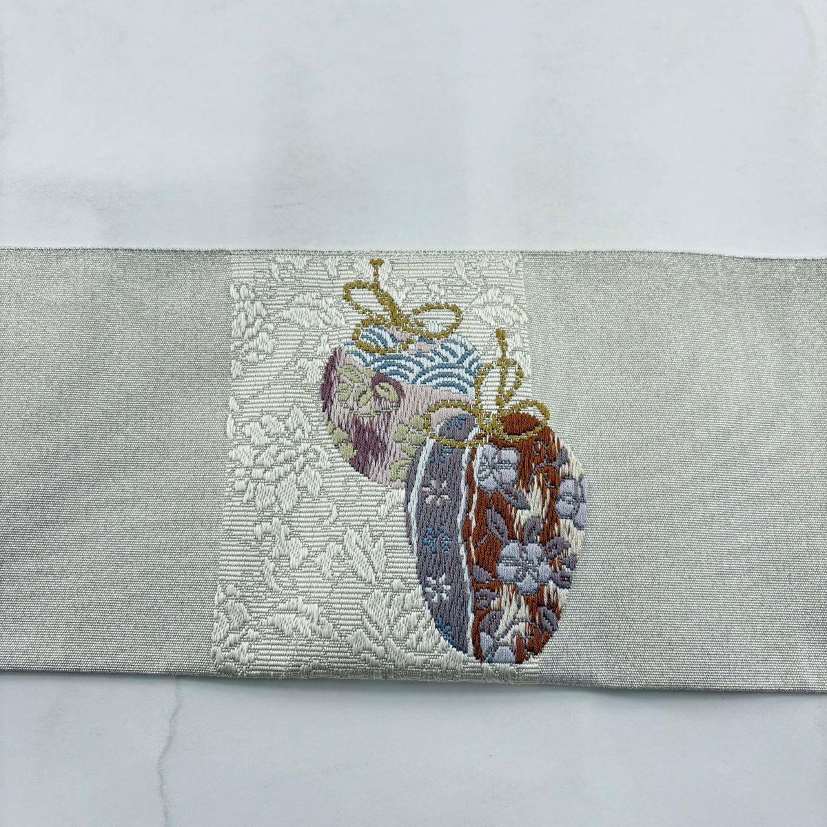 【美品】 名古屋帶 優品級 八寸名古屋帶 仕覆 草花紋刺繡 銀線 奶油色 純蠶絲