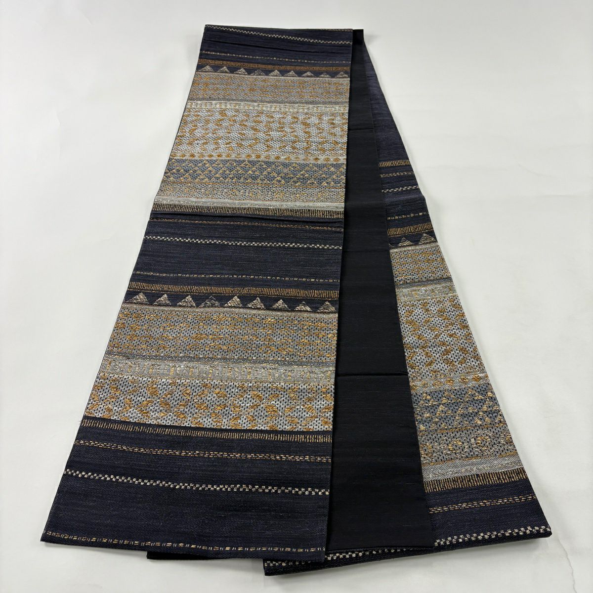 【美品】 袋帶 秀品級 鱗 七寶 金金箔 黑灰 お太鼓圖案 純蠶絲