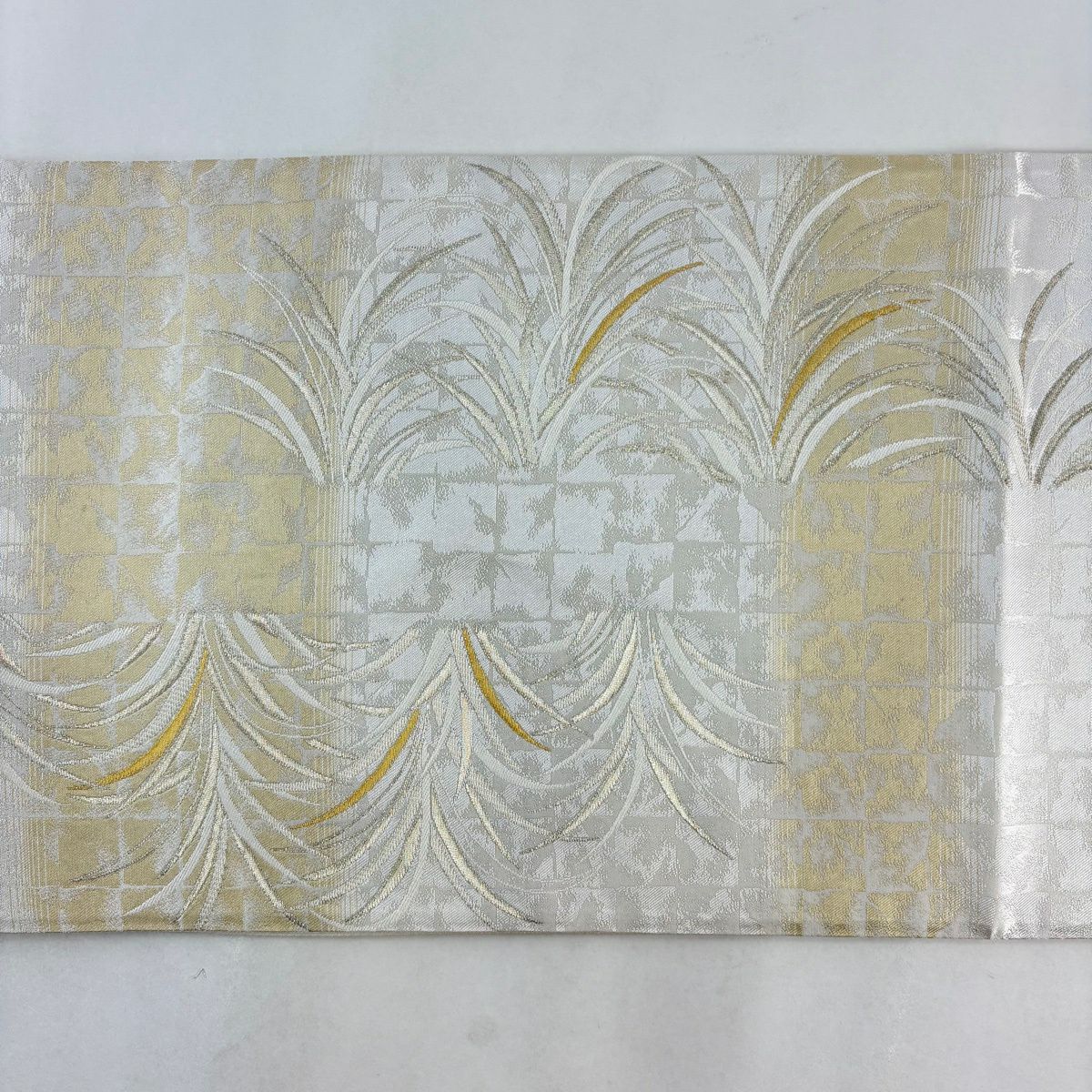 【美品】 袋帶 名品級 葉紋 格子 金銀彩 灰白 お太鼓紋 純蠶絲
