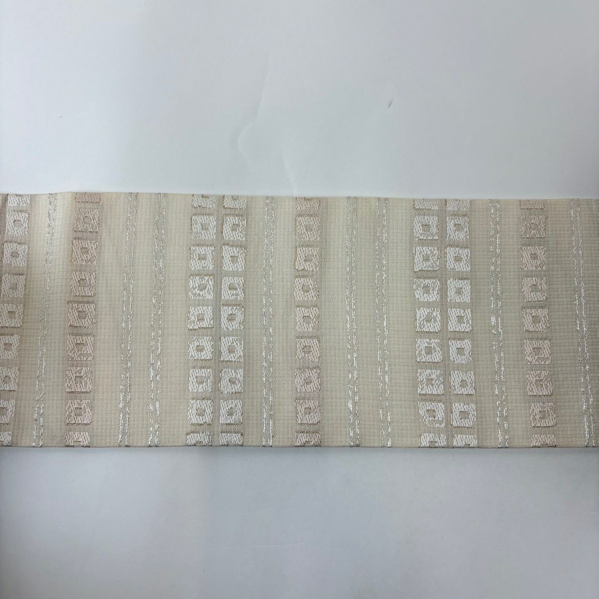 【美品】 名古屋帶 名品級 段紋 幾何圖案 金銀彩 奶油色 純蠶絲