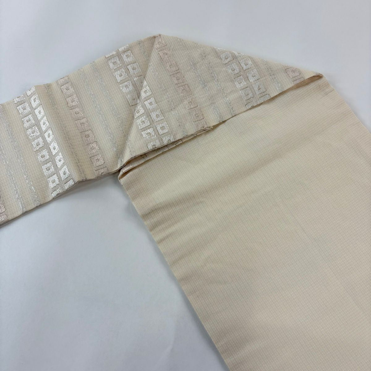 【美品】 名古屋帶 名品級 段紋 幾何圖案 金銀彩 奶油色 純蠶絲