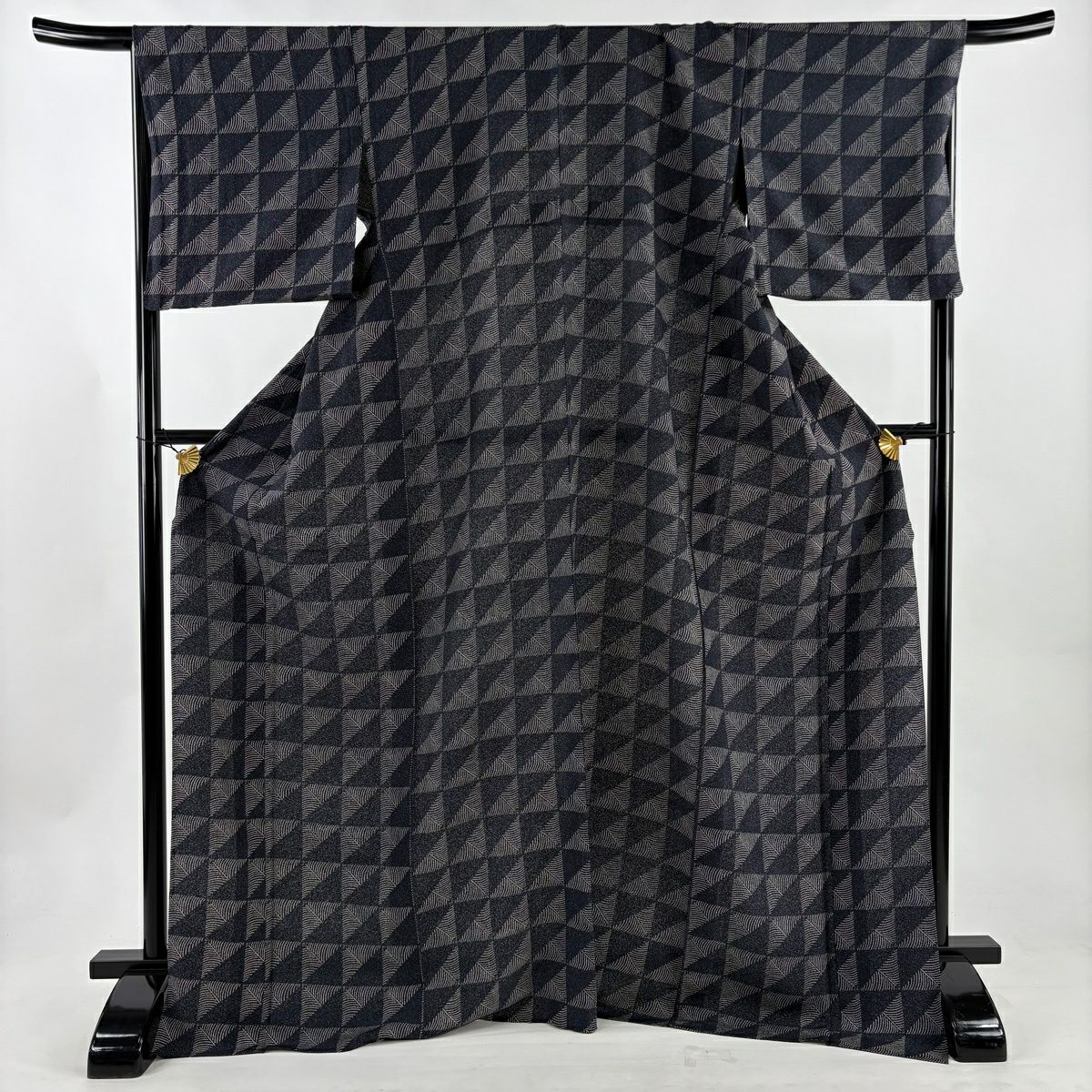 【美品】 小紋 身長172.5cm 袖長70cm L 單層 若松樹 幾何學圖案 黑灰 純蠶絲 名品級