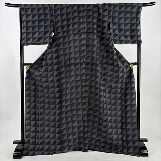 【美品】 小紋 身長172.5cm 袖長70cm L 單層 若松樹 幾何學圖案 黑灰 純蠶絲 名品級