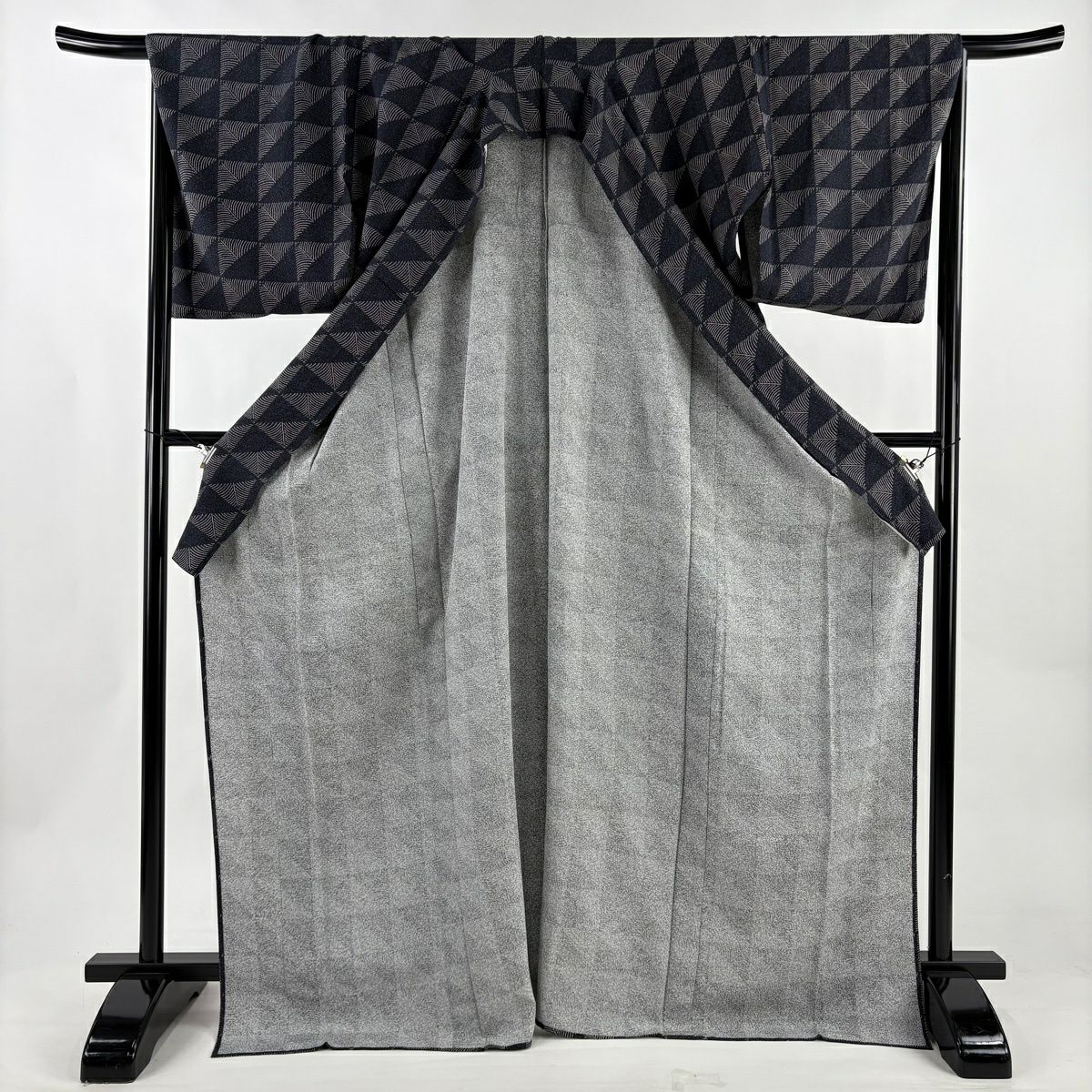 【美品】 小紋 身長172.5cm 袖長70cm L 單層 若松樹 幾何學圖案 黑灰 純蠶絲 名品級