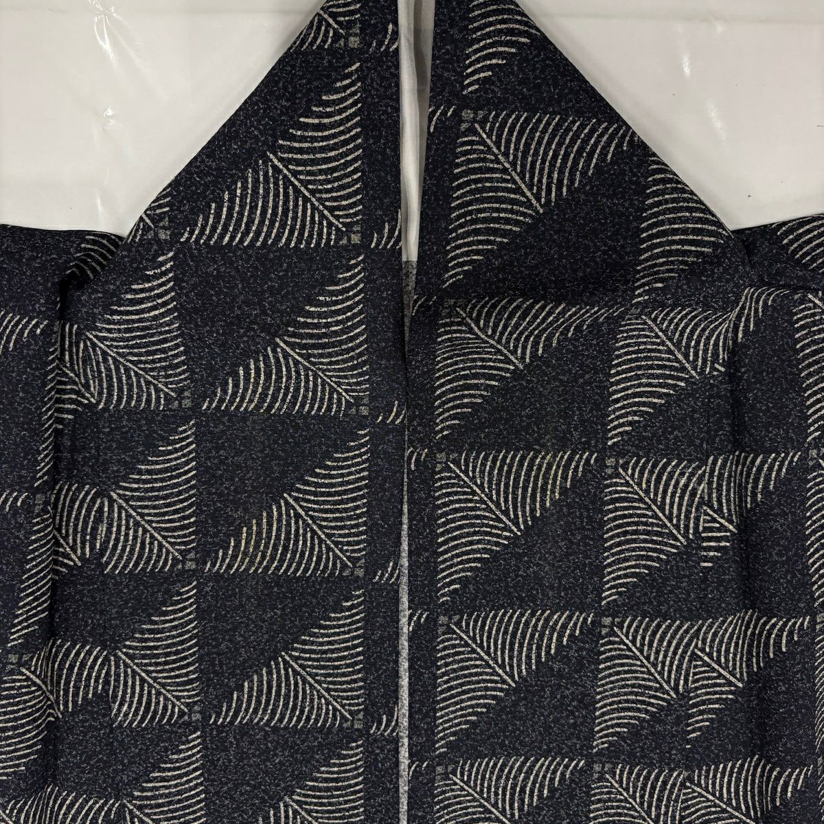 【美品】 小紋 身長172.5cm 袖長70cm L 單層 若松樹 幾何學圖案 黑灰 純蠶絲 名品級