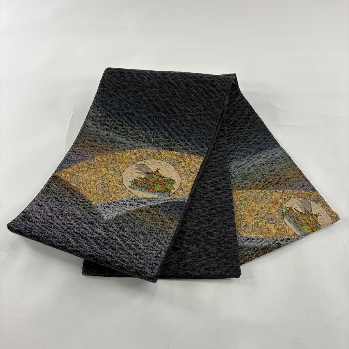 【美品】 袋帶 秀品級 金閣寺 草花紋 墨 黑色 お太鼓圖案 純蠶絲