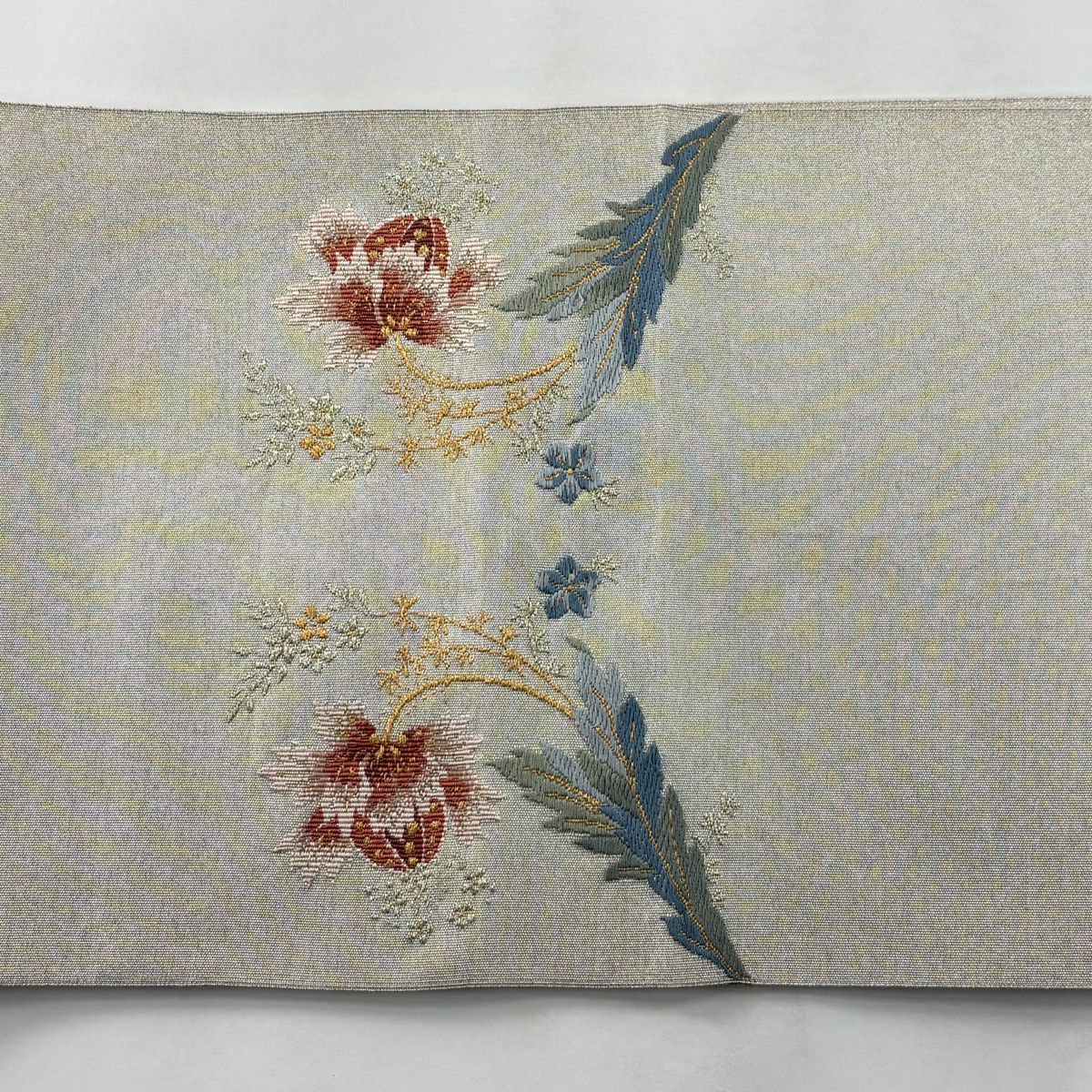 【美品】 名古屋帶 優品級 松樹葉仕立 八寸名古屋帶 草花紋 金銀彩 刺繡 灰白 純蠶絲