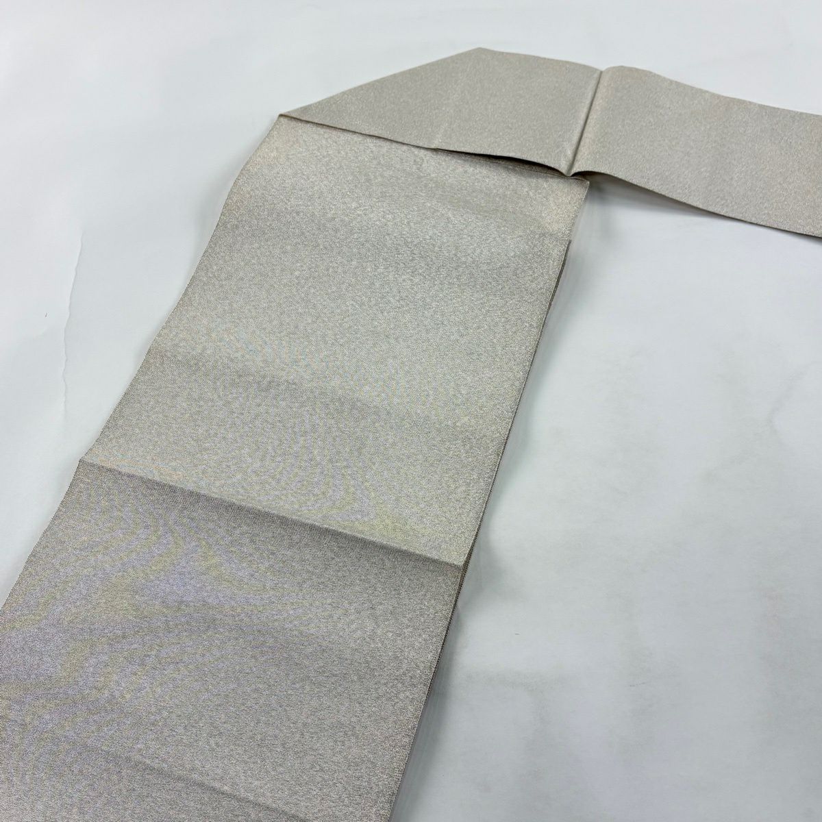 【美品】 名古屋帶 優品級 松樹葉仕立 八寸名古屋帶 草花紋 金銀彩 刺繡 灰白 純蠶絲