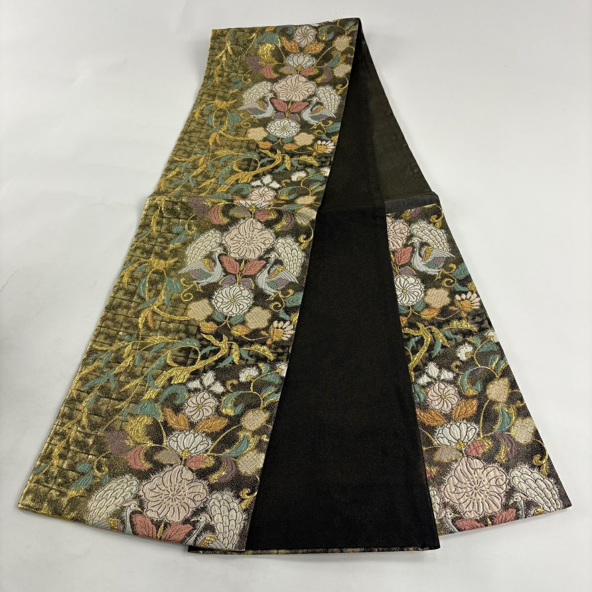【美品】 袋帶 秀品級 向鳥文 草花紋紋 金金箔 膨織 黑 六通 純蠶絲