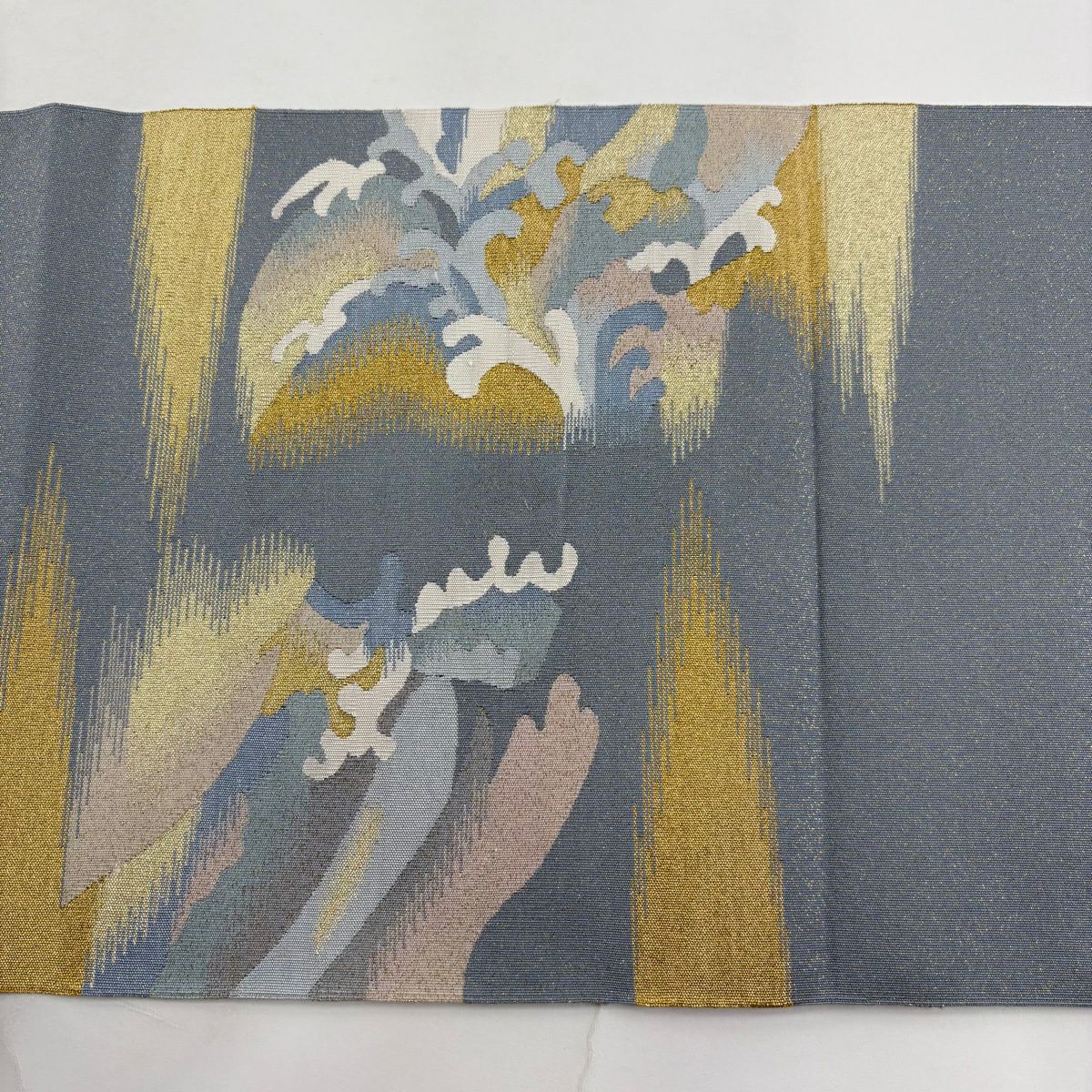 【美品】 名古屋帶 秀品級 八寸名古屋帶 松樹葉仕立 雲波 金絲 灰色 純蠶絲