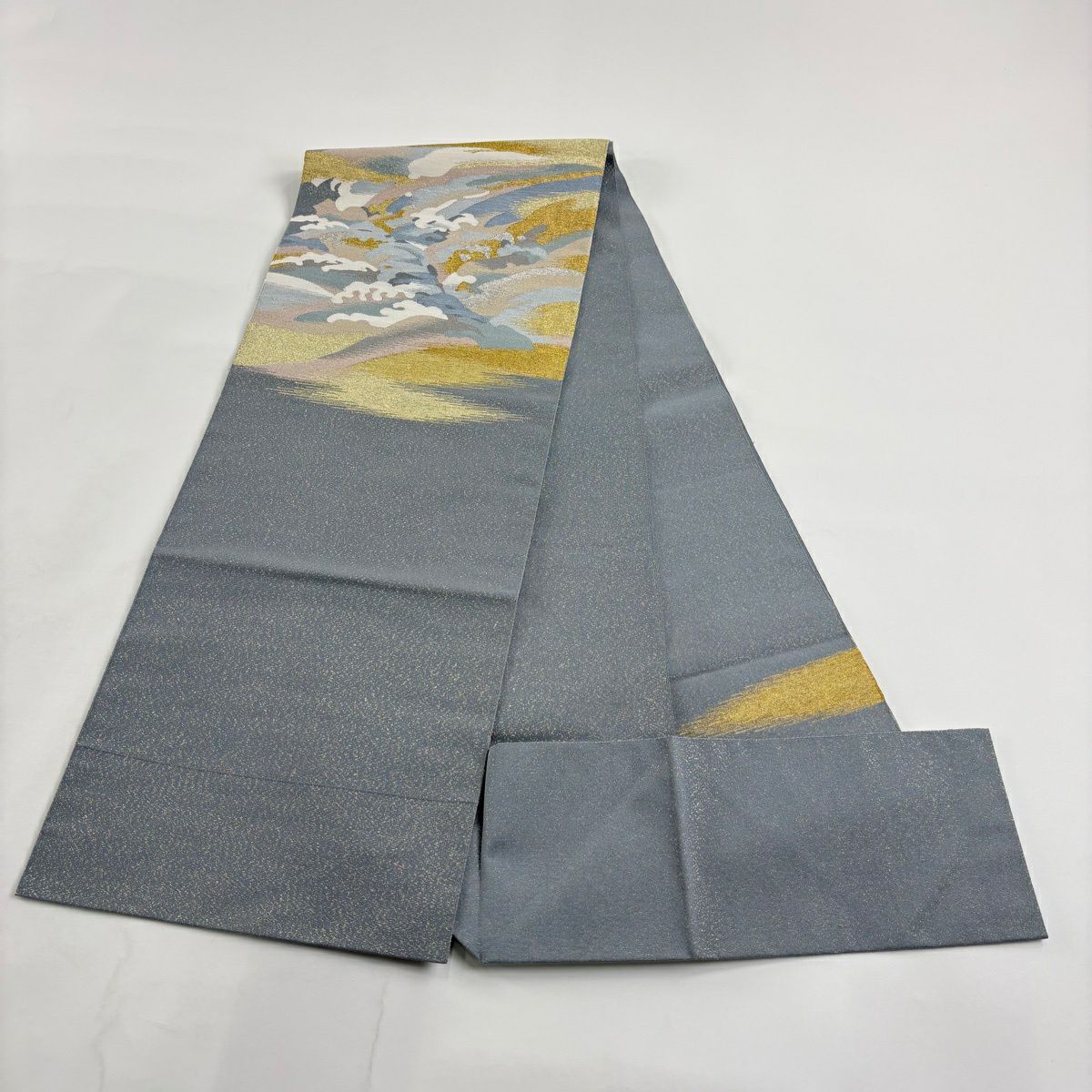 【美品】 名古屋帶 秀品級 八寸名古屋帶 松樹葉仕立 雲波 金絲 灰色 純蠶絲