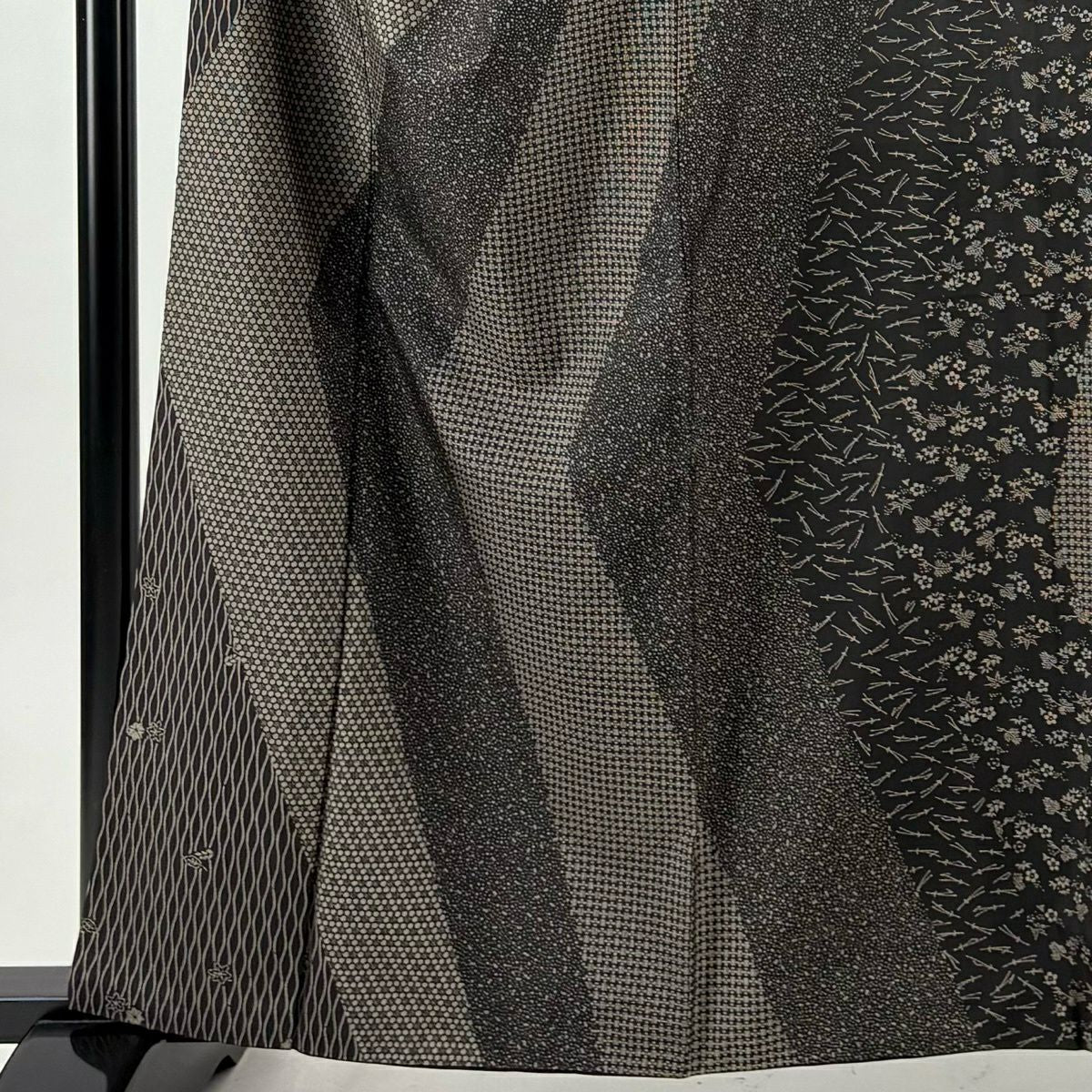 【美品】訪問服 身長160.5cm 袖長66cm M 雙層 紬織織 伊勢型絵羽小紋 落款あり 楓 立涌 焦茶 純蠶絲 名品級