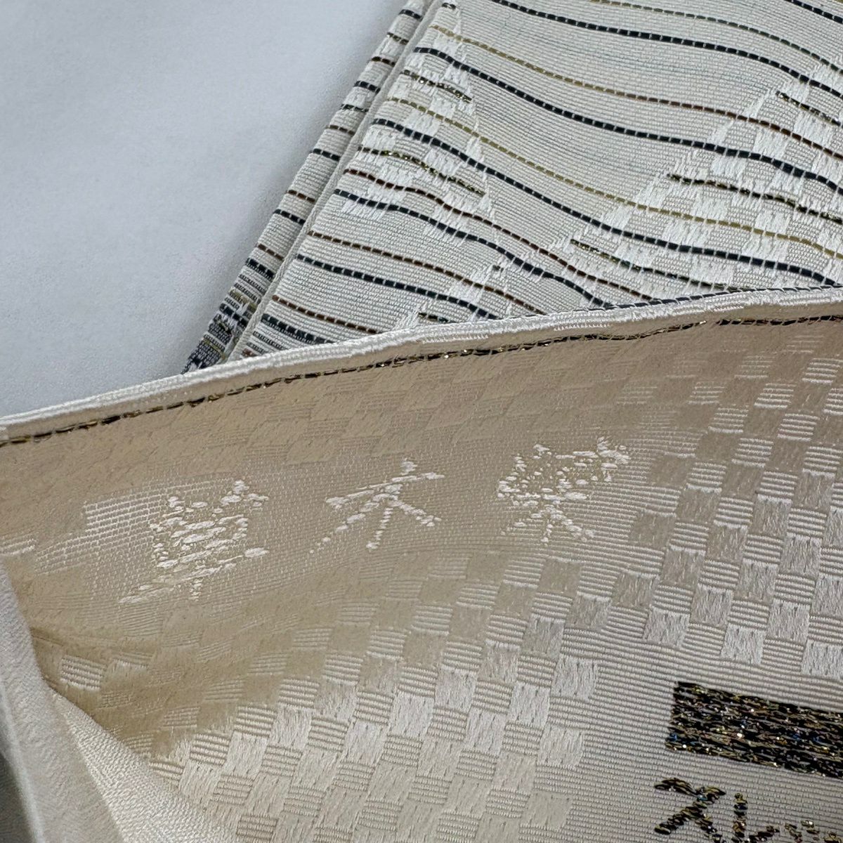 【美品】 袋帶 秀品級 草木染 よろけ縞 幾何學圖案 金金箔 灰色 六通 純蠶絲