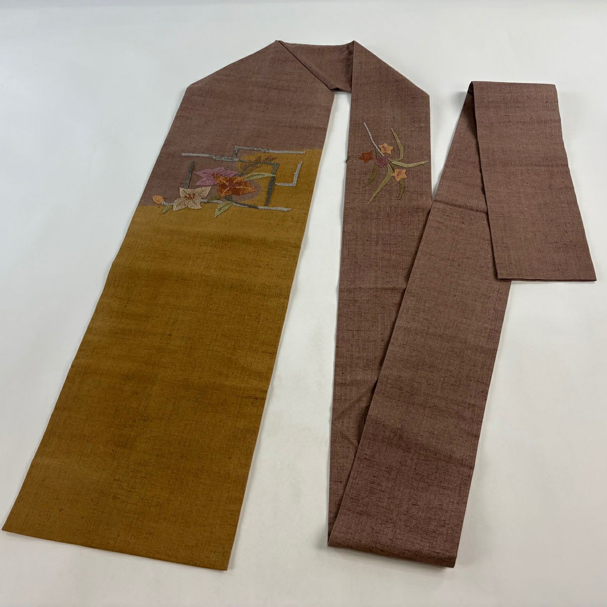【美品】名古屋帶 秀品級 紬織織 草花紋紋 霞 相良刺繡 染分 山吹茶 純蠶絲