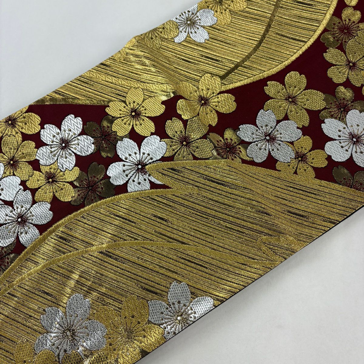【美品】 袋帶 秀品級 振袖禮服禮服用 櫻花 斜條紋 金銀彩 金金箔 深紅色 六通 純蠶絲