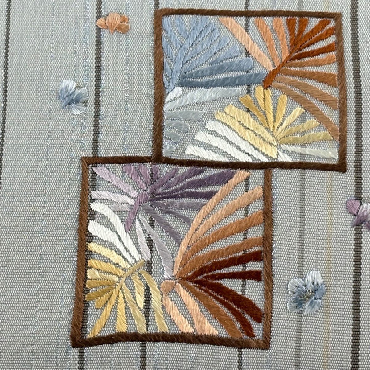 【美品】 開口名古屋帶 秀品級 條紋 若松樹 銀線 刺繡 灰色 純蠶絲