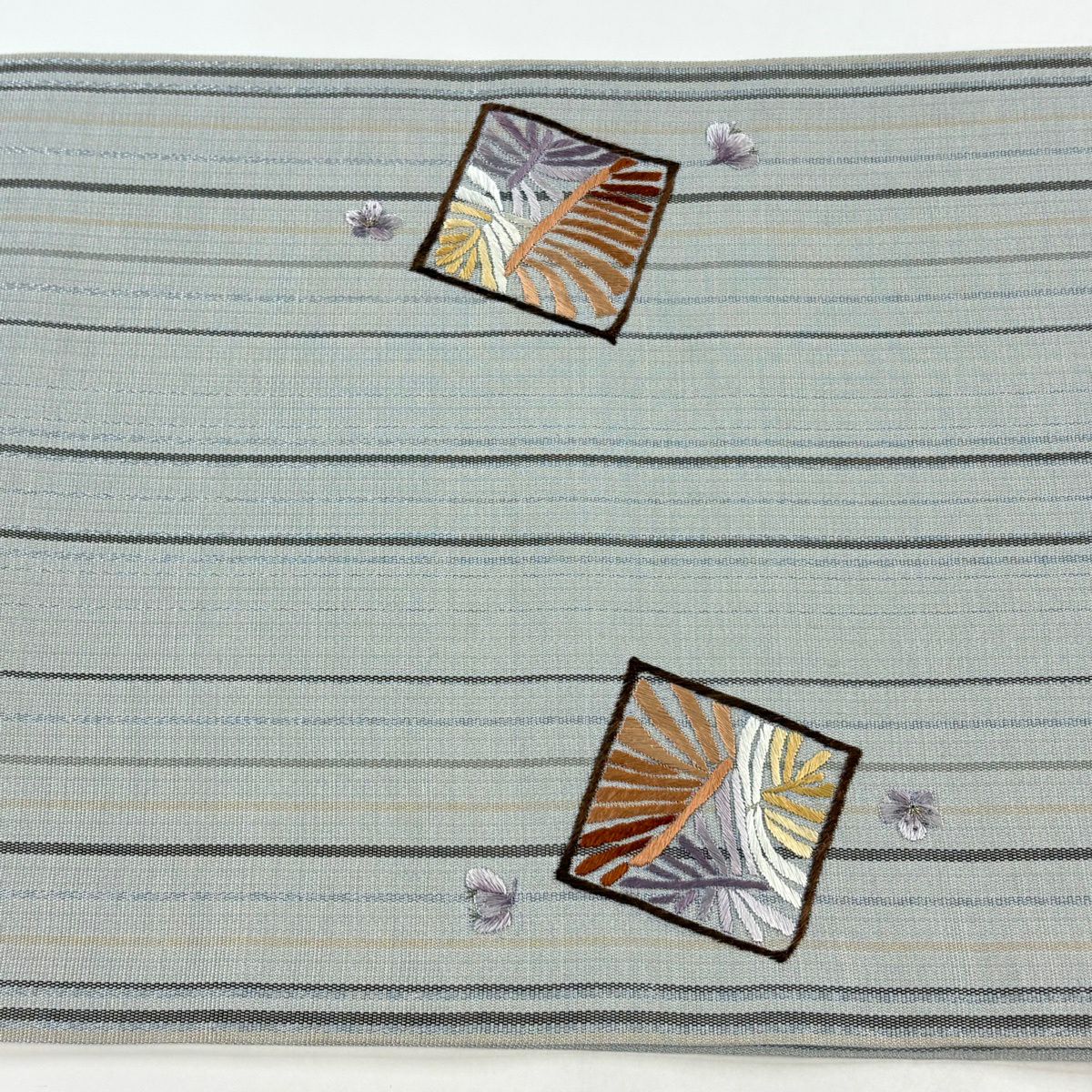 【美品】 開口名古屋帶 秀品級 條紋 若松樹 銀線 刺繡 灰色 純蠶絲