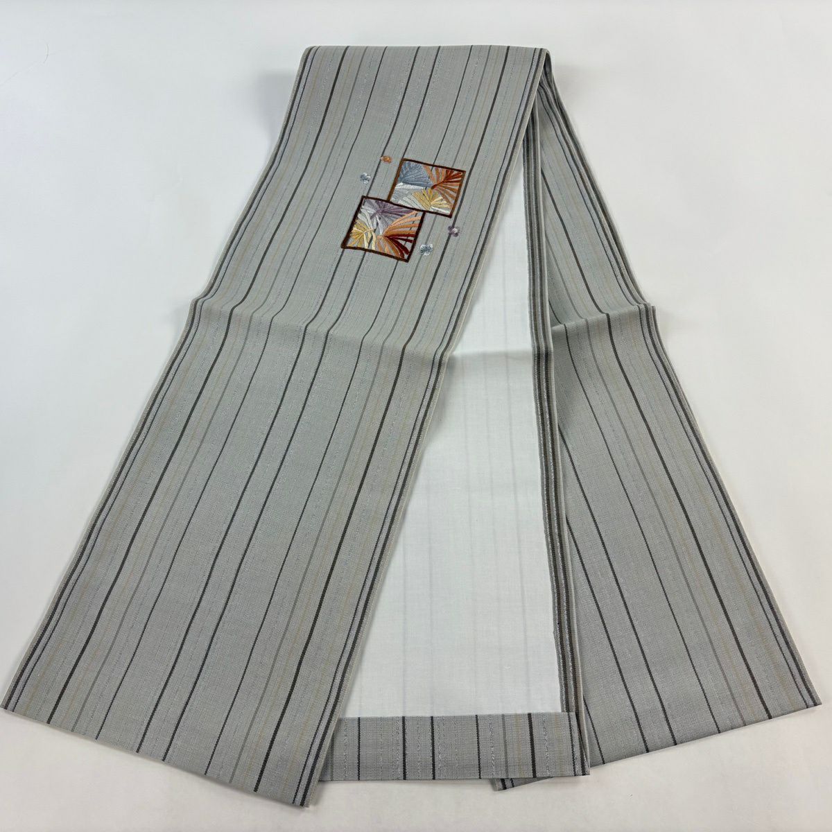【美品】 開口名古屋帶 秀品級 條紋 若松樹 銀線 刺繡 灰色 純蠶絲