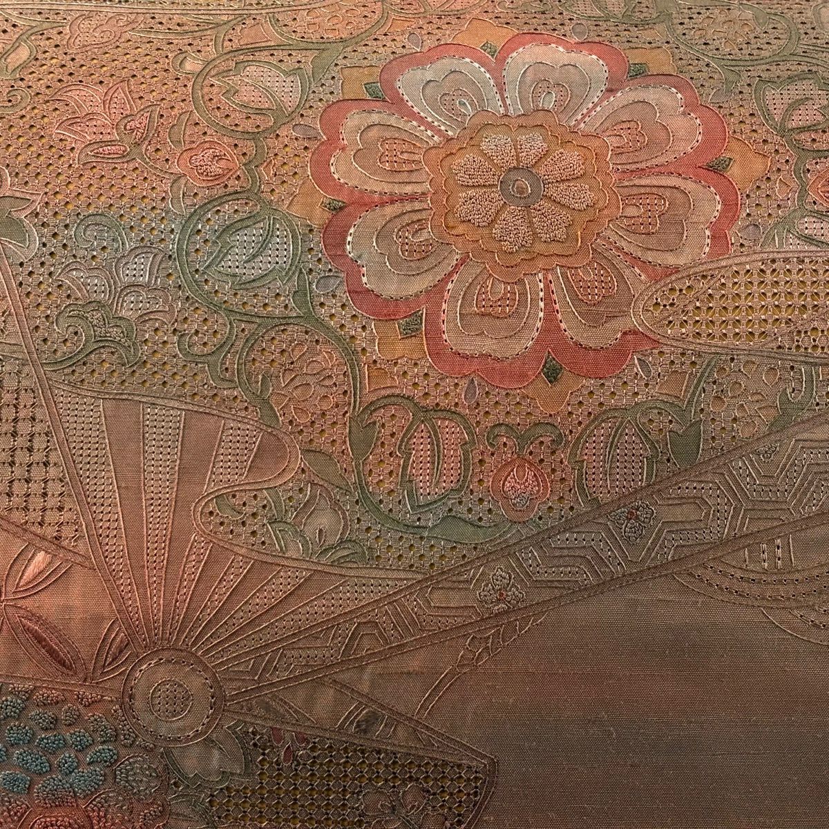 【美品】 袋帶 秀品級 紬織織 華紋 桧扇子 汕頭刺繡 漸層 茶 お太鼓圖案 純蠶絲
