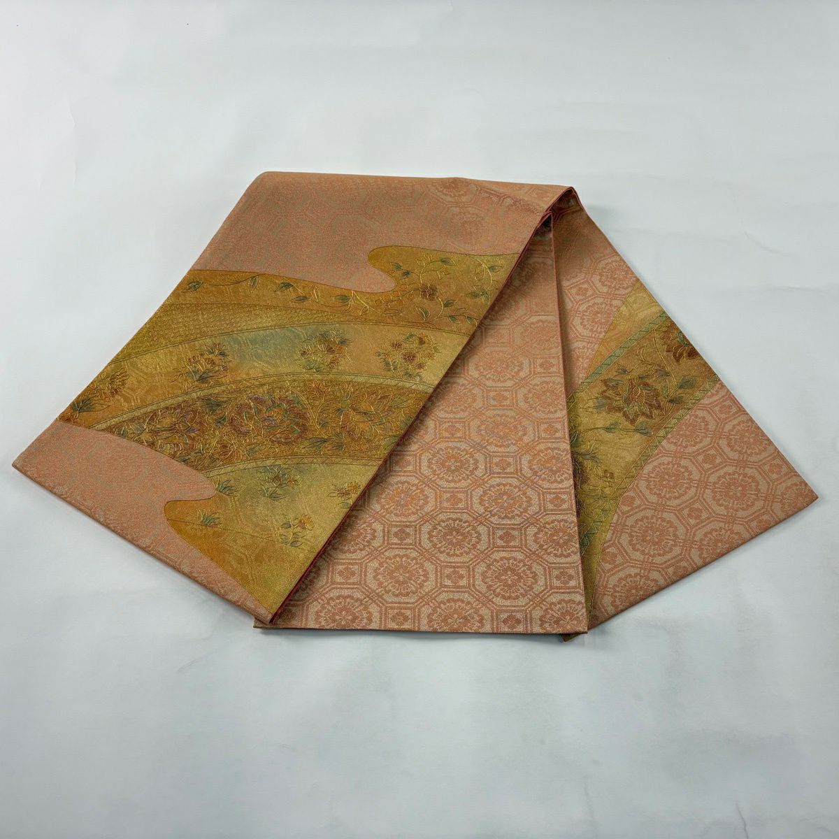 【美品】 袋帶 秀品級 草花紋紋 霞 刺繡 金彩裝飾 淺橙色 大鼓圖案 純蠶絲