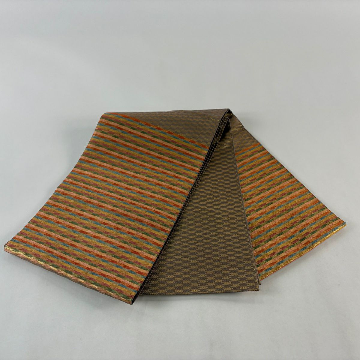 【美品】 袋帶 秀品級 矢羽絣 縞 金金箔 金色 大鼓圖案 純蠶絲