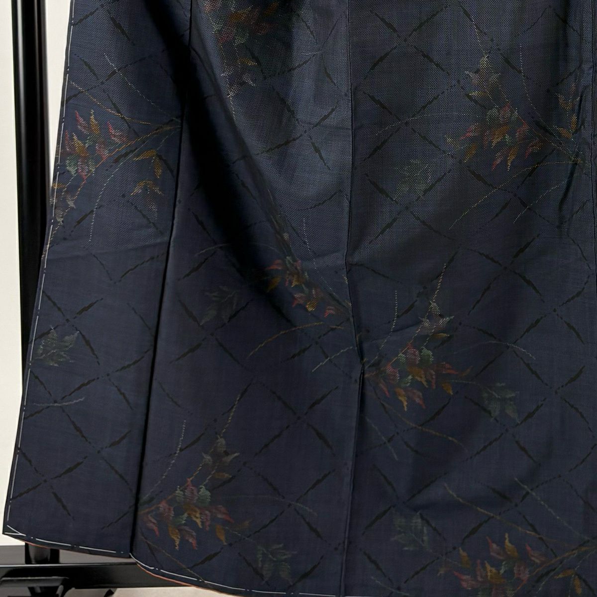 【美品】 大島紬織 身長160cm 袖長65.5cm M 雙層 純泥染 證書齊全 葉花紋 深藍 純蠶絲 名品級