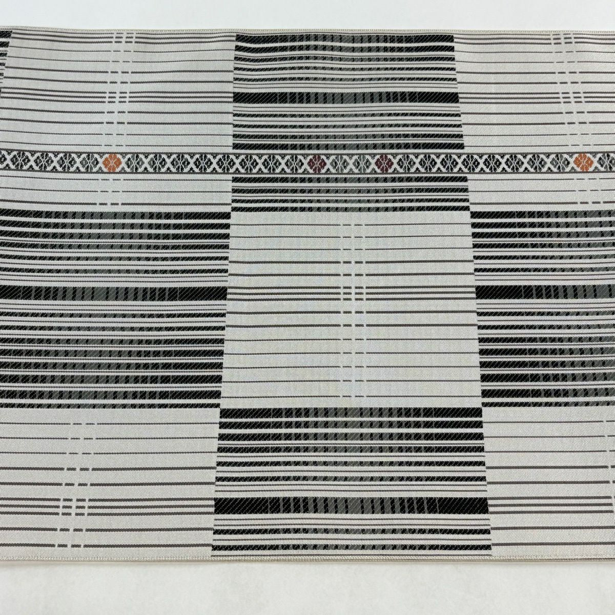 【美品】 名古屋帶 逸品級 八寸名古屋帶 松樹葉裁縫 灰白 純蠶絲