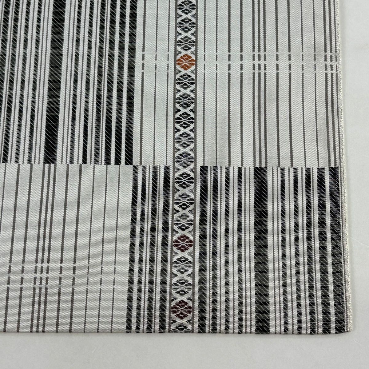 【美品】 名古屋帶 逸品級 八寸名古屋帶 松樹葉裁縫 灰白 純蠶絲
